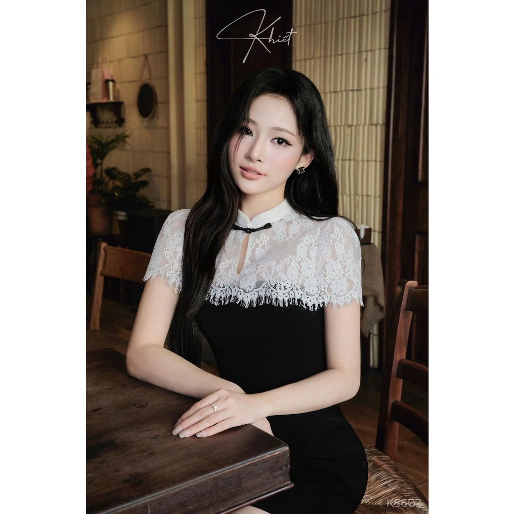 Set đầm ôm đen phối áo choàng ren trắng cổ cao phong cách thanh lịch sang trọng quyến rũ KS602