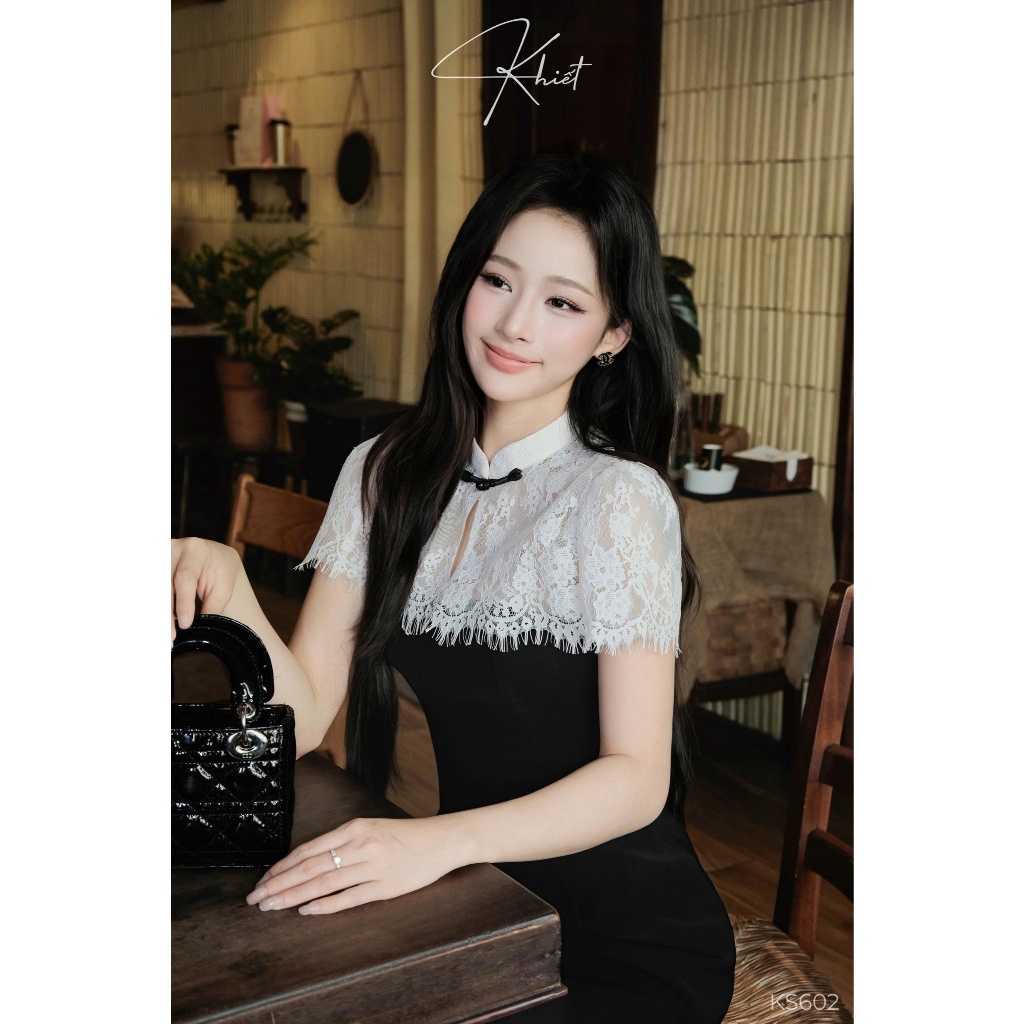 Set đầm ôm đen phối áo choàng ren trắng cổ cao phong cách thanh lịch sang trọng quyến rũ KS602