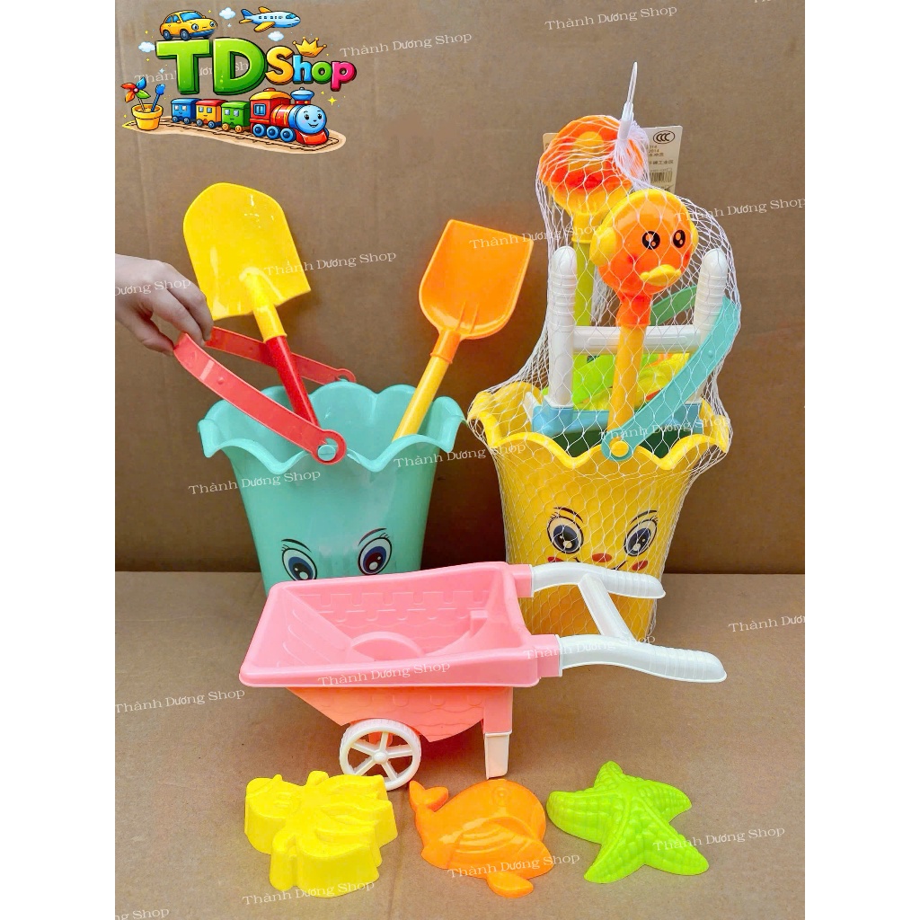 Tổng hợp đồ chơi xúc cát cho bé – xô, xe xúc cát, khuôn tạo hình, xẻng xúc – đồ chơi đi biển cho trẻ