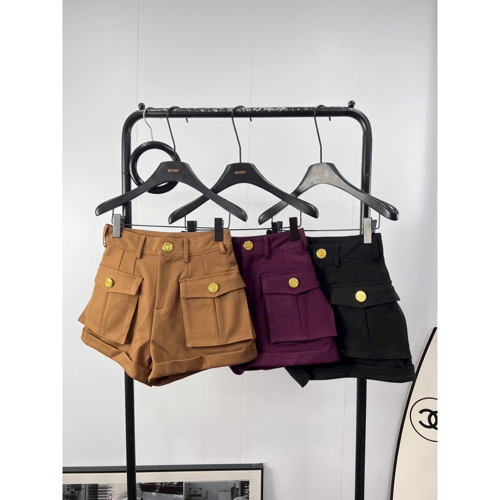 Quần short đính nút trắng nude nâu đen