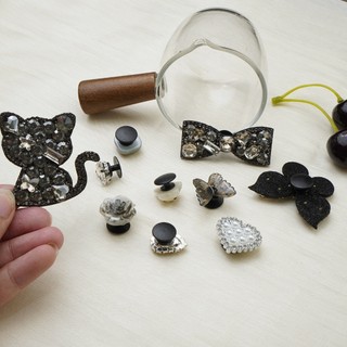 Bộ 10 Sticker, Charm 3D chủ đề Mèo đen kim cương nhựa cứng gắn Dép Sục, Cá sấu JB-456 Mita