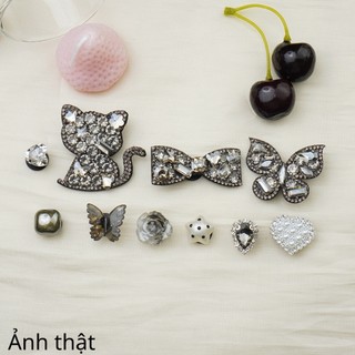 Bộ 10 Sticker, Charm 3D chủ đề Mèo đen kim cương nhựa cứng gắn Dép Sục, Cá sấu JB-456 Mita