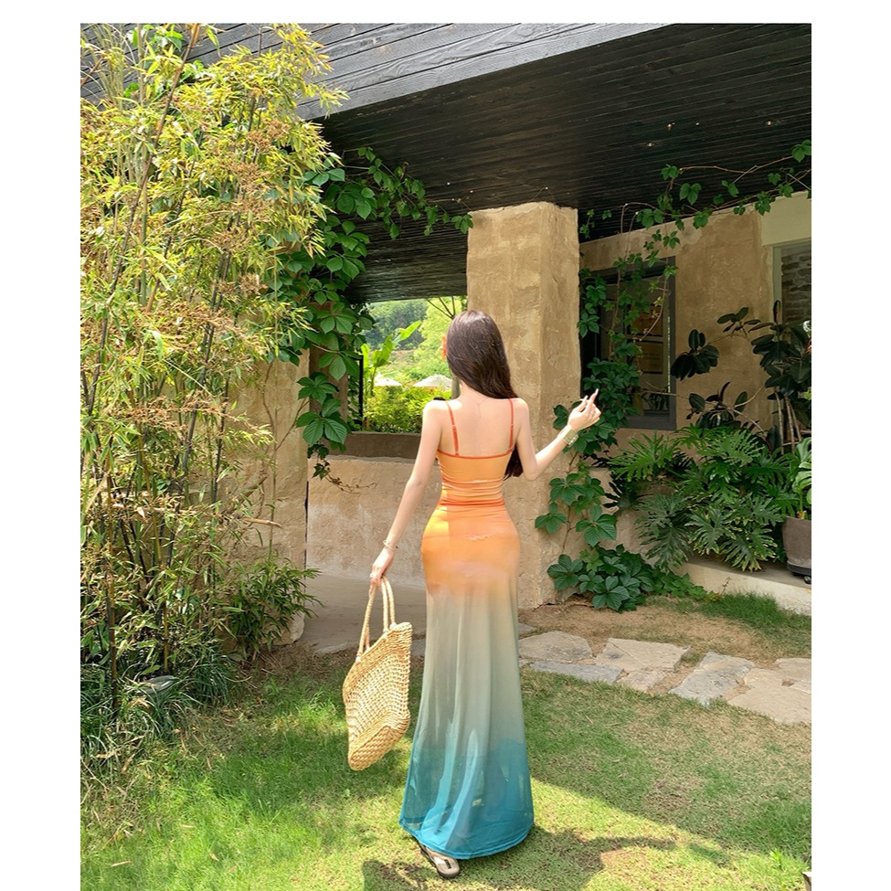 Váy maxi hai dây dáng ôm họa tiết loang màu (Ombre) phong cách nhiệt đới.