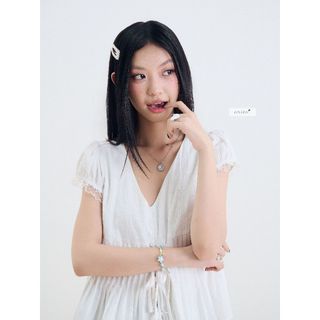 𝐋𝐮𝐦𝐢 𝐓𝐨𝐩 - Áo kiểu nữ, Áo sơ mi xô hoa cổ V xếp ly tay ngắn phối ren nhien.official NAS00056