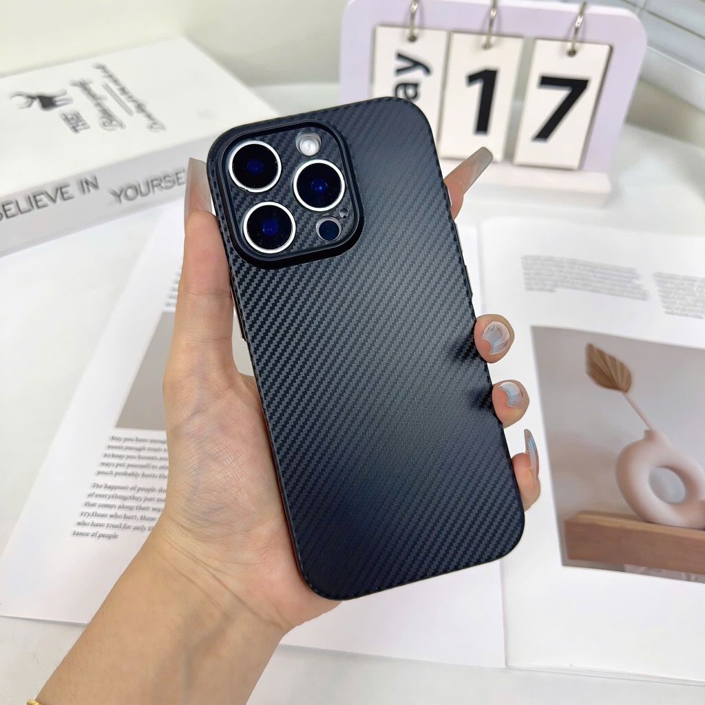(U2) Ốp điện thoại họa tiết vân carbon siêu mỏng chống ố bảo vệ camera dành cho iPhone 17 16 15 14 13 12 Pro Promax Plus