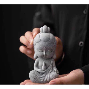 Tượng Quan Âm Mini được làm từ đá sa thạch cao cấp. Sản phẩm lý tưởng để trưng bày trên bàn,trong tiểu cảnh terrarium.