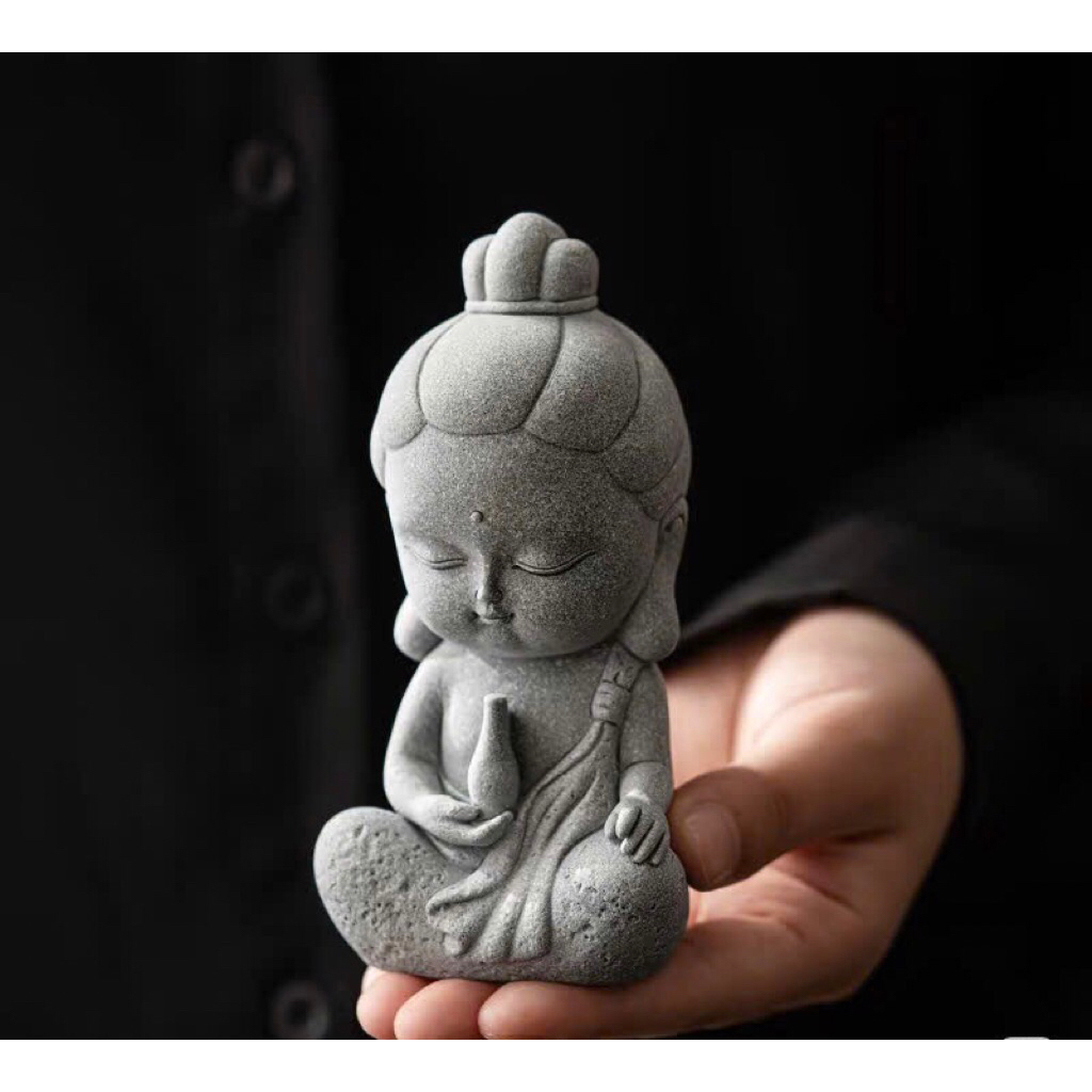 Tượng Quan Âm Mini được làm từ đá sa thạch cao cấp. Sản phẩm lý tưởng để trưng bày trên bàn,trong tiểu cảnh terrarium.