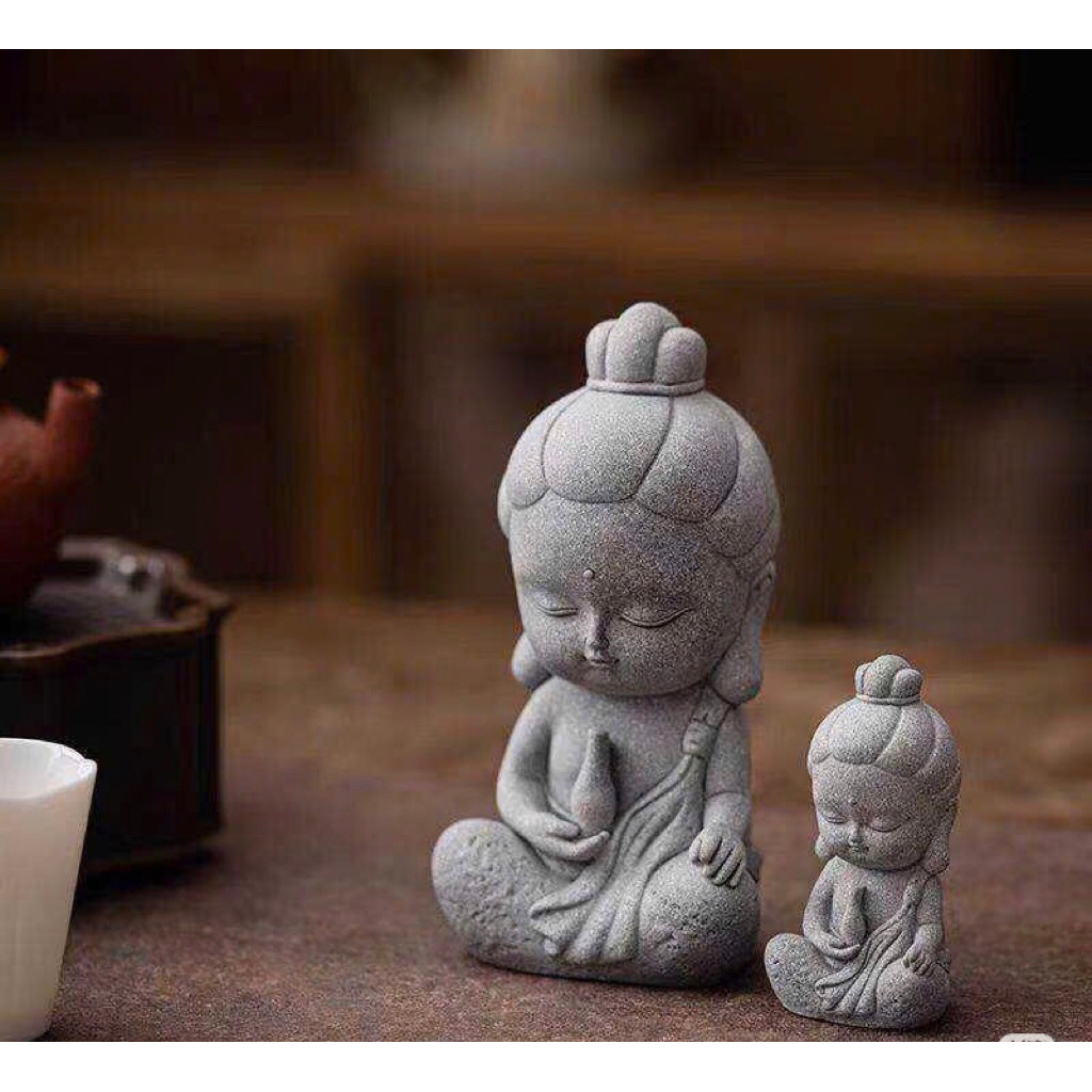 Tượng Quan Âm Mini được làm từ đá sa thạch cao cấp. Sản phẩm lý tưởng để trưng bày trên bàn,trong tiểu cảnh terrarium.