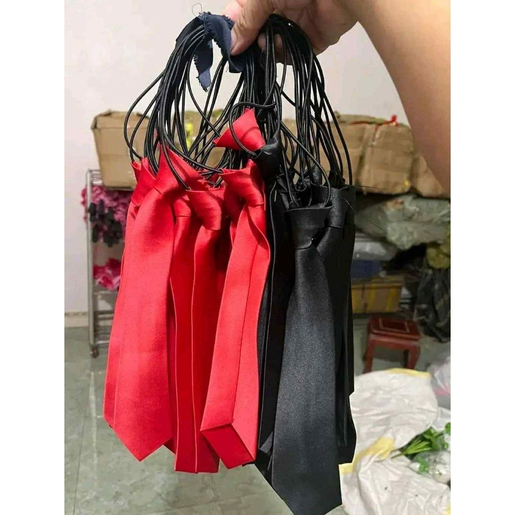 cà vạt đỏ, đen thắt sẵn