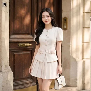 Set bộ nữ Twentyfive gồm áo kiểu cổ tròn đính nơ túi và chân váy ngắn xếp ly SACL63