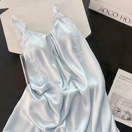 Váy ngủ gợi cảm có đệm ngực, bộ đồ ngủ hình bướm có dây treo dài vừa phải màu xanh mát mẻ mặc