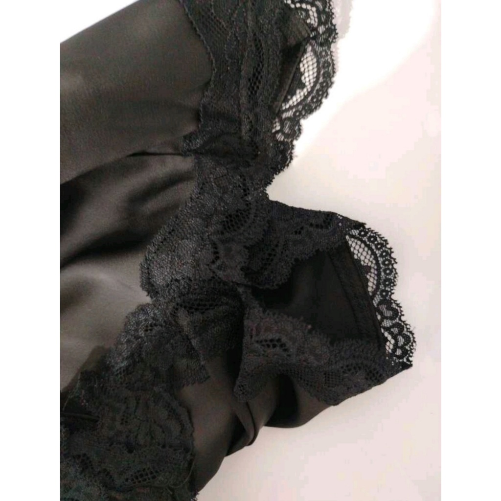 Váy ngắn xẻ nhẹ phối ren chất liệu satin nhiều màu (Hàng Order)