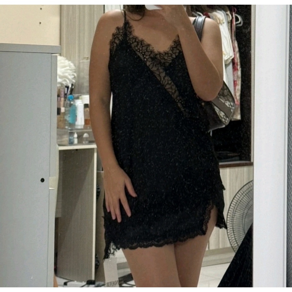 Váy ngắn xẻ nhẹ phối ren chất liệu satin nhiều màu (Hàng Order)