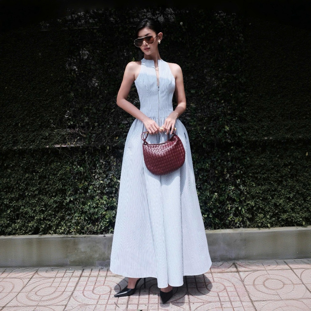 ZIMM STORE-Váy maxi kẻ sọc đi du lịch thiết kế sát nách cổ yếm tôn bờ vai thon và vóc dáng