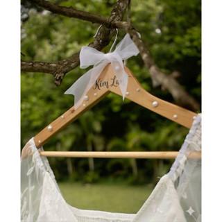 Móc Treo Quần Áo Bằng Gỗ Khắc Chữ Phong Cách Vintage Cho Cô Dâu Chú Rể (1 CÁI) | THAO WEDDING Guestbook Mẫu 0689