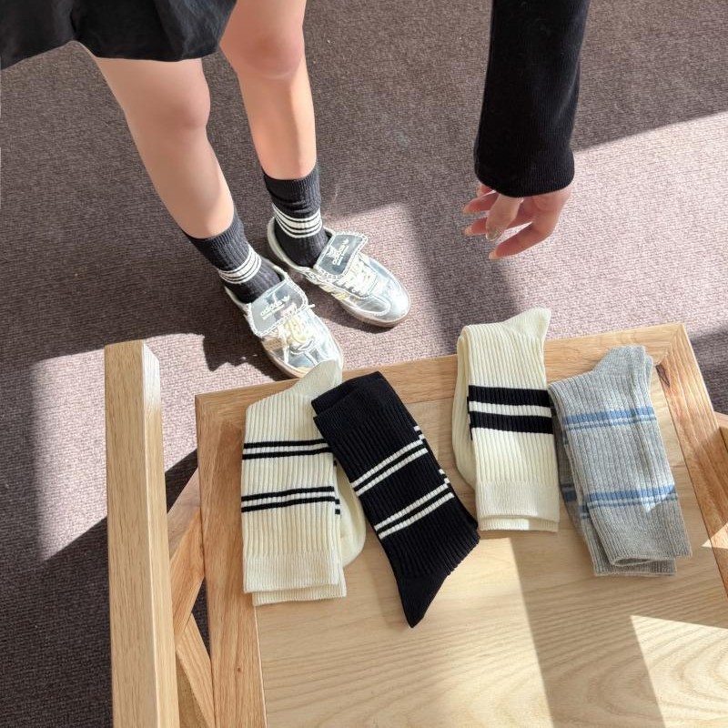 Vớ Tất Unisex cổ cao kẻ ngang xám đen phong cách thể thao, năng động.