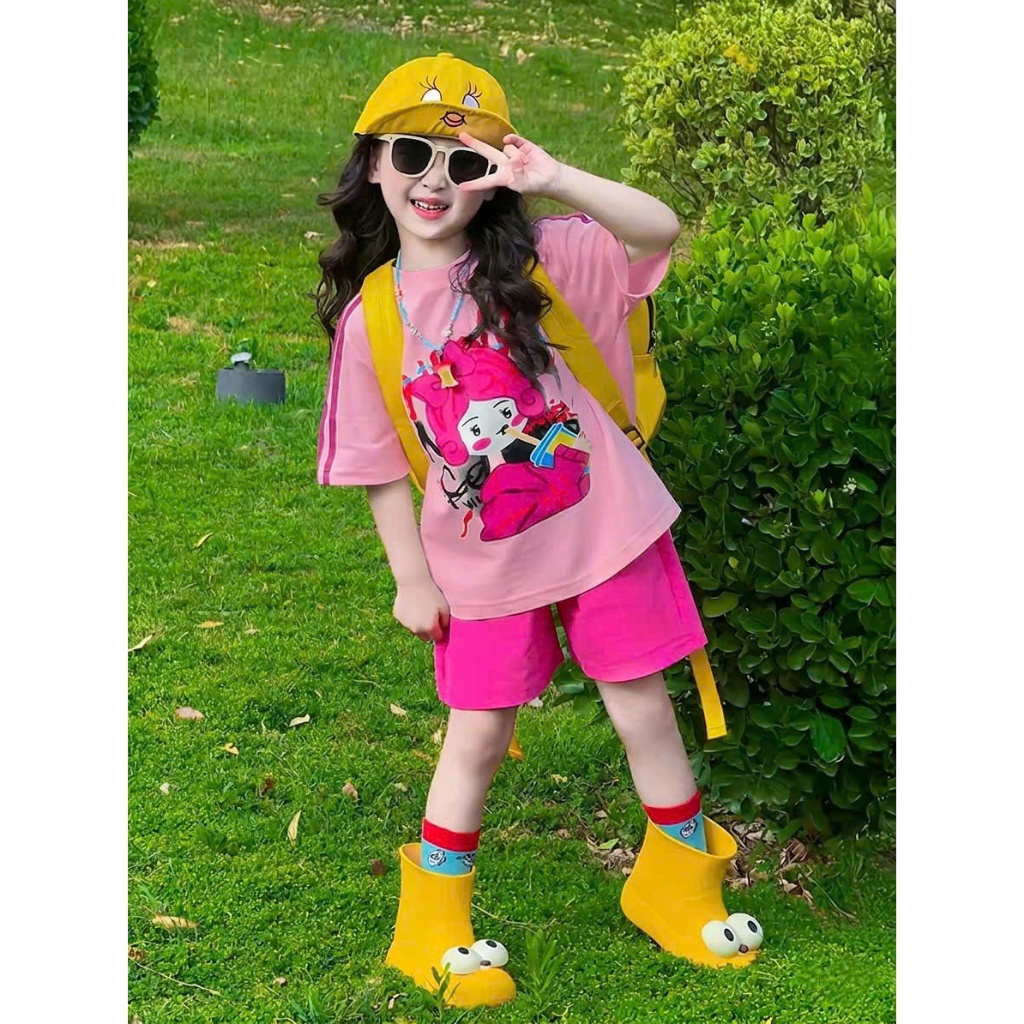 Sét quần áo đi chơi cho bé gái,in hình cô gái,tay in 3 sọc,chất vải cotton thấm hút mồ hôi thoải mái cho bé.M77