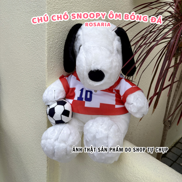 Gấu bông Snoopy ôm bóng đá cao cấp – Thú nhồi bông dễ thương, nhiều mẫu áo đội tuyển làm quà tặng