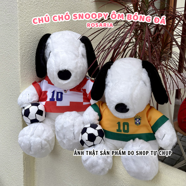 Gấu bông Snoopy ôm bóng đá cao cấp – Thú nhồi bông dễ thương, nhiều mẫu áo đội tuyển làm quà tặng