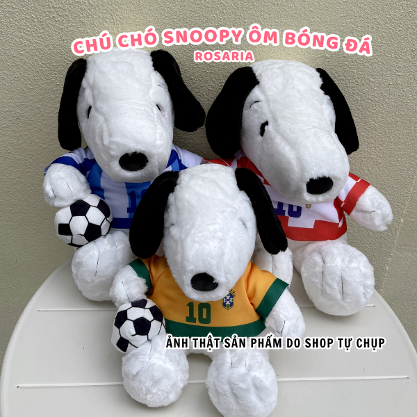 Gấu bông Snoopy ôm bóng đá cao cấp – Thú nhồi bông dễ thương, nhiều mẫu áo đội tuyển làm quà tặng