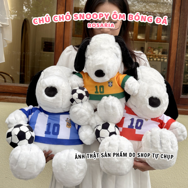 Gấu bông Snoopy ôm bóng đá cao cấp – Thú nhồi bông dễ thương, nhiều mẫu áo đội tuyển làm quà tặng