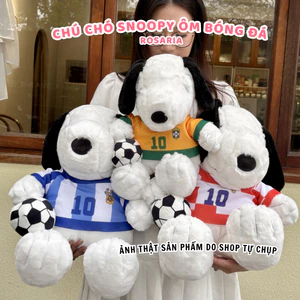 Gấu bông Snoopy ôm bóng đá cao cấp – Thú nhồi bông dễ thương, nhiều mẫu áo đội tuyển làm quà tặng