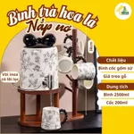 (SẴN) Bình trà gốm sứ hoa lá nắp nơ kèm kệ đựng giá treo cốc gỗ, Bình trà để bàn phòng khách AT5 — ảnh 1