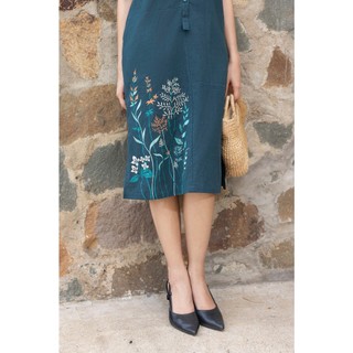SWANLAKE | Váy Đầm Nữ Midi Suông Cổ Trụ Cài Nút Vải Linen Tay Lỡ Thêu Hoa Xẻ Tà Công Sở D13520