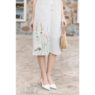 SWANLAKE | Váy Đầm Nữ Midi Suông Cổ Trụ Cài Nút Vải Linen Tay Lỡ Thêu Hoa Xẻ Tà Công Sở D13520