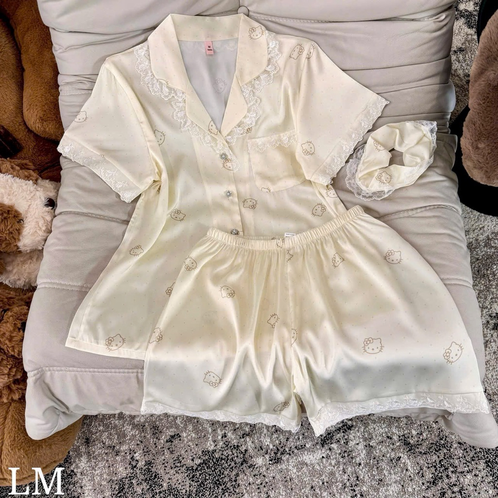 Bộ ngủ pyjama lụa kitty viền ren kèm scruchies