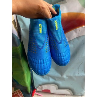 giày đá bóng lẻ size shop em xả kho ạ