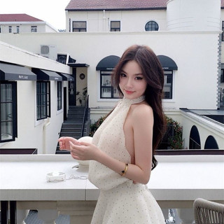 Váy ngắn chấm bi cổ yếm hở lưng phong cách sang chảnh