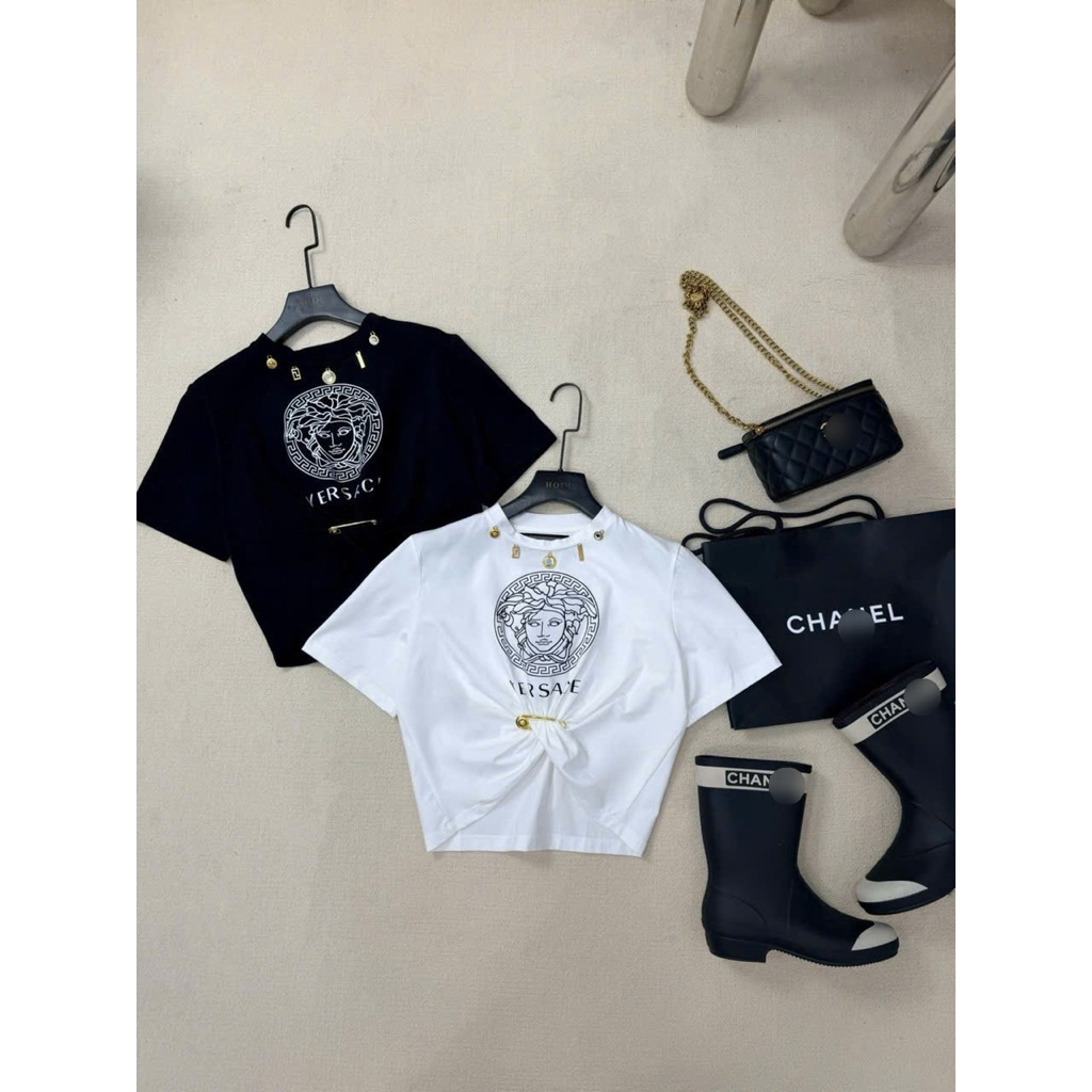 set áo croptop Versace kèm ghim băng và váy thun nút charm Versace