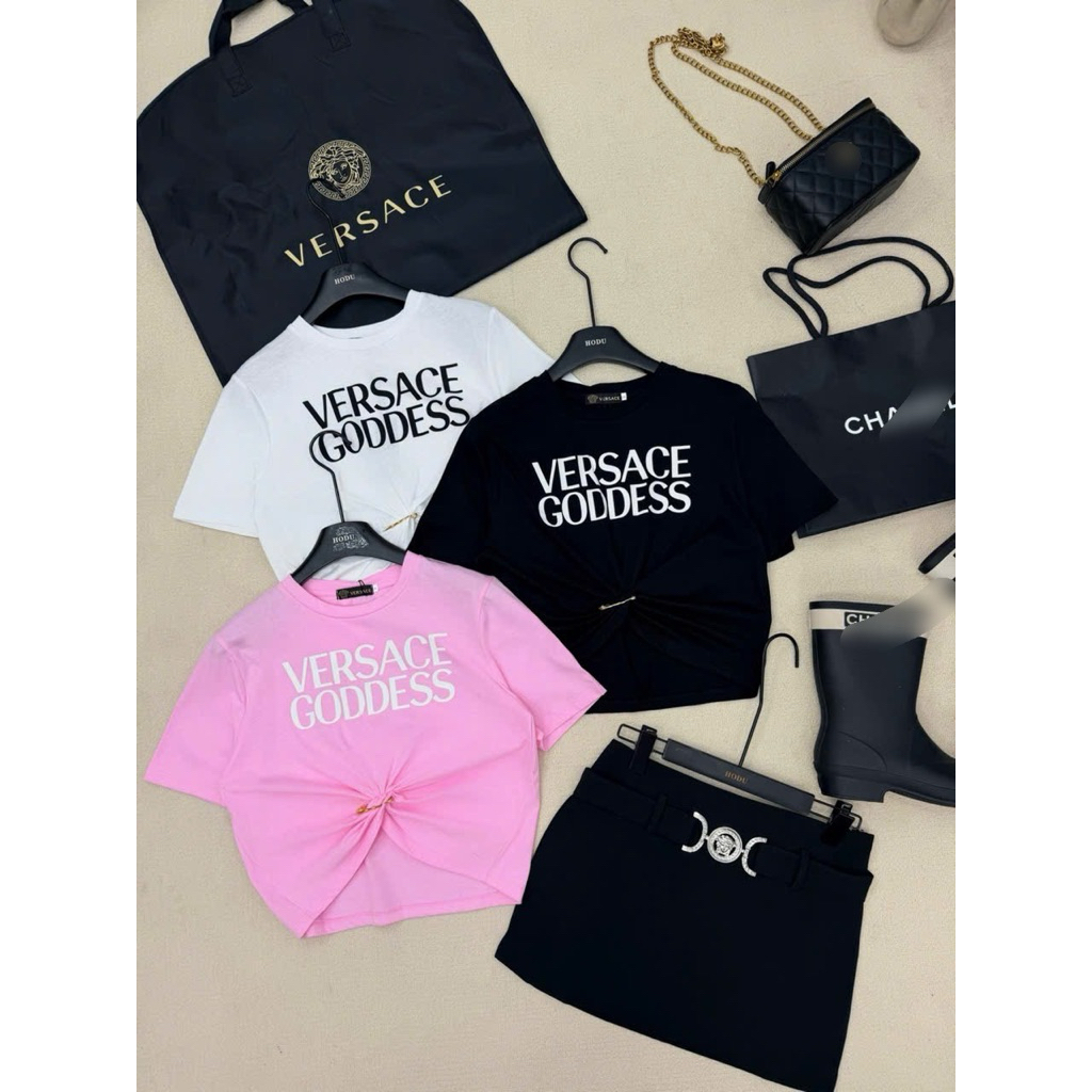 Áo thun croptop chữ Versace Godness kèm ghim băng