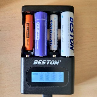 Box sạc thông minh tự ngắt Beston M9501 có 4 khe sạc được cả Ni-MH 1.2V và Li-ion 1.5V chuẩn AA/AAA