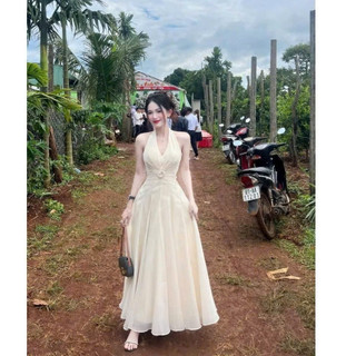 Đầm maxi tiểu thư sang trọng thiết kế cổ yếm xẻ ngực sâu thời trang gợi cảm đính hoa ở eo chất tơ mịn màng