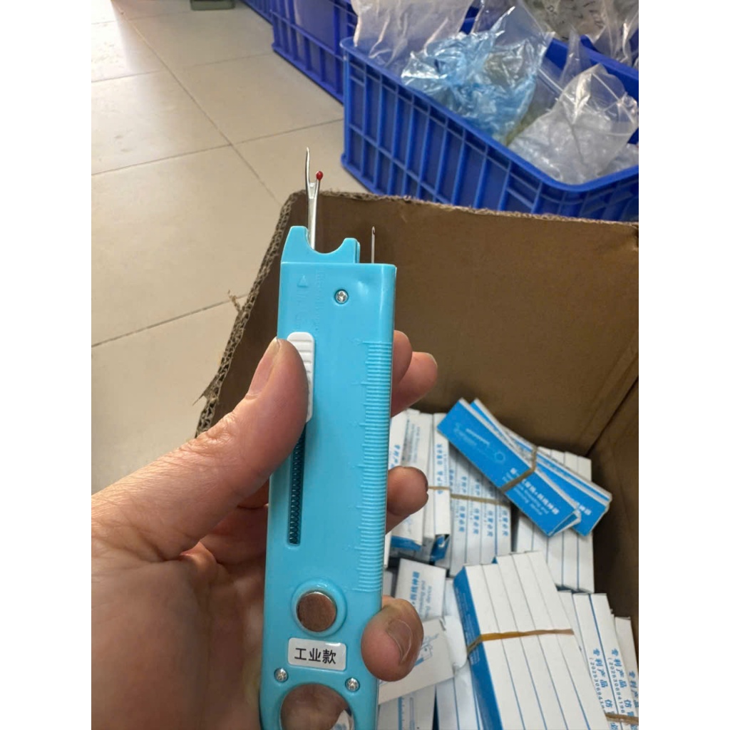 Dụng Cụ Xỏ Chỉ  và Rạch Khuy Tự Động Có Nam Châm, (Combo 2 trong 1) , Nhỏ Gọn, Tiện Lợi RẺ VÔ ĐỊCH