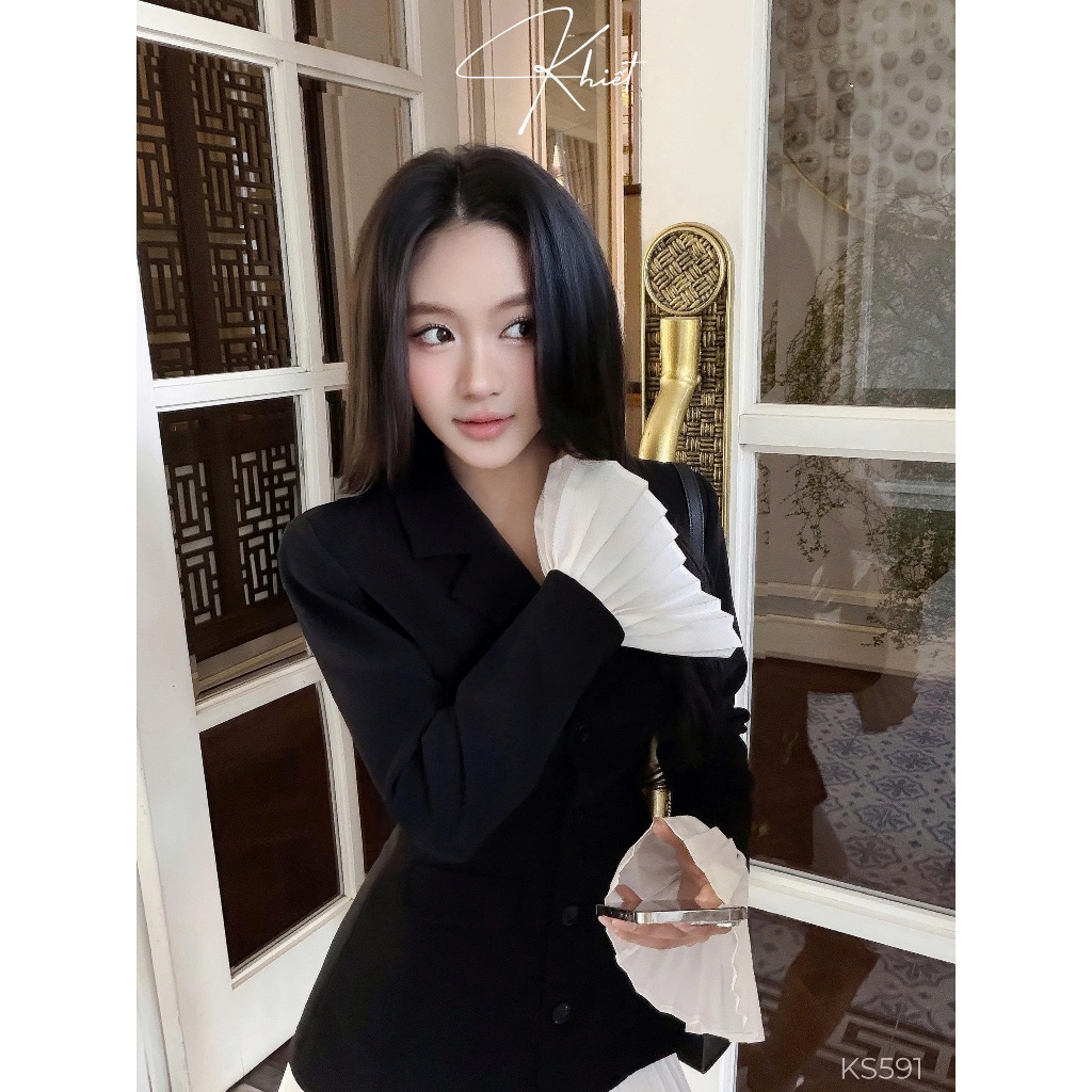 Set áo blazer đen phối chân váy xếp ly trắng phong cách thanh lịch KS591