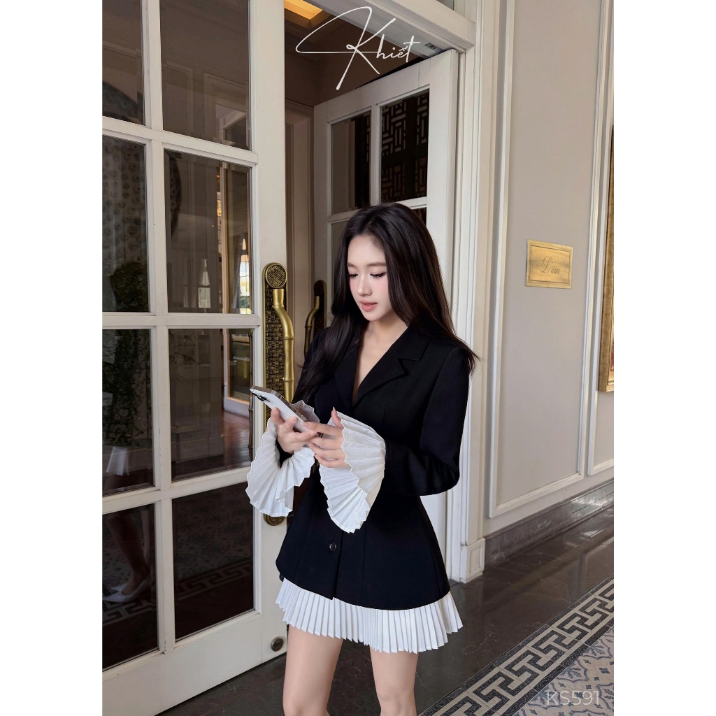 Set áo blazer đen phối chân váy xếp ly trắng phong cách thanh lịch KS591