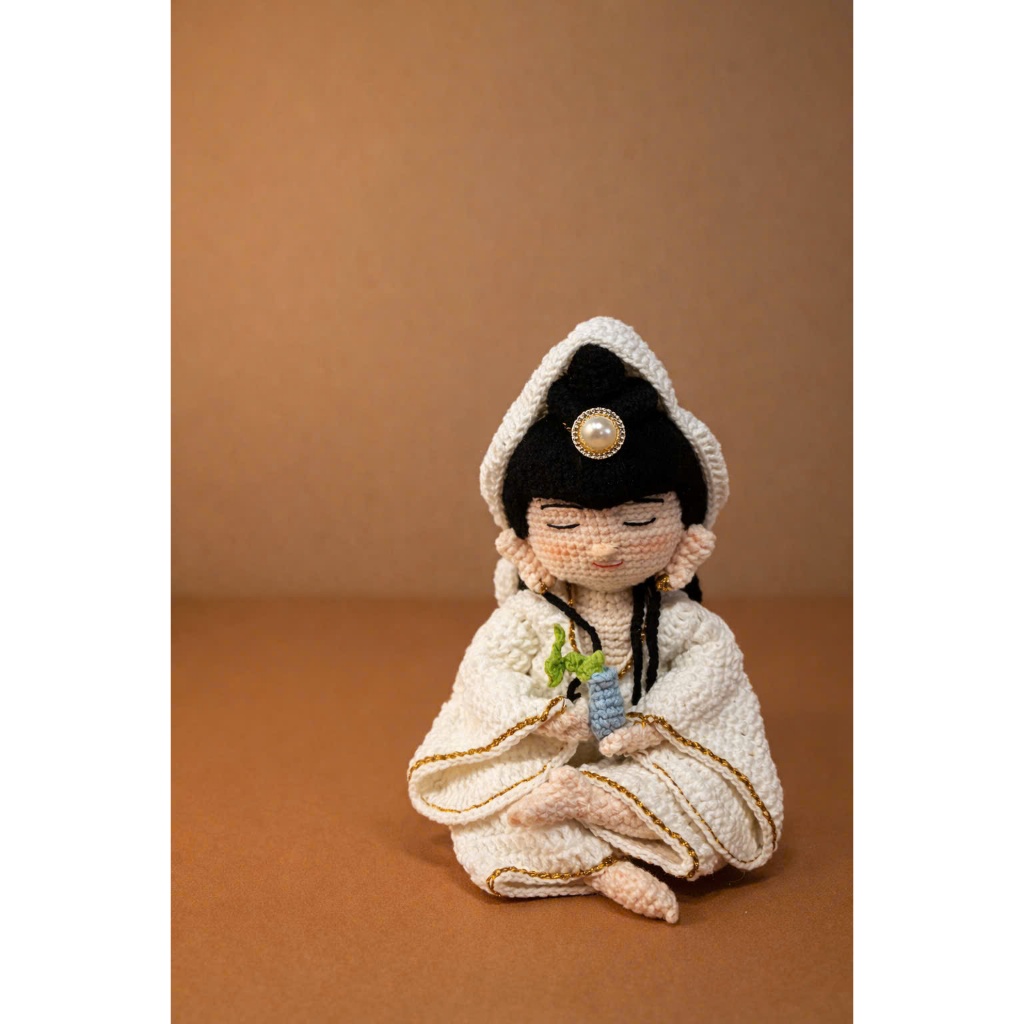 Tượng Quan Âm Bồ Tát Len Handmade Ngồi Thiền Decor Square – Trang Trí, Quà Tặng Bình An, May Mắn, Phong Thủy