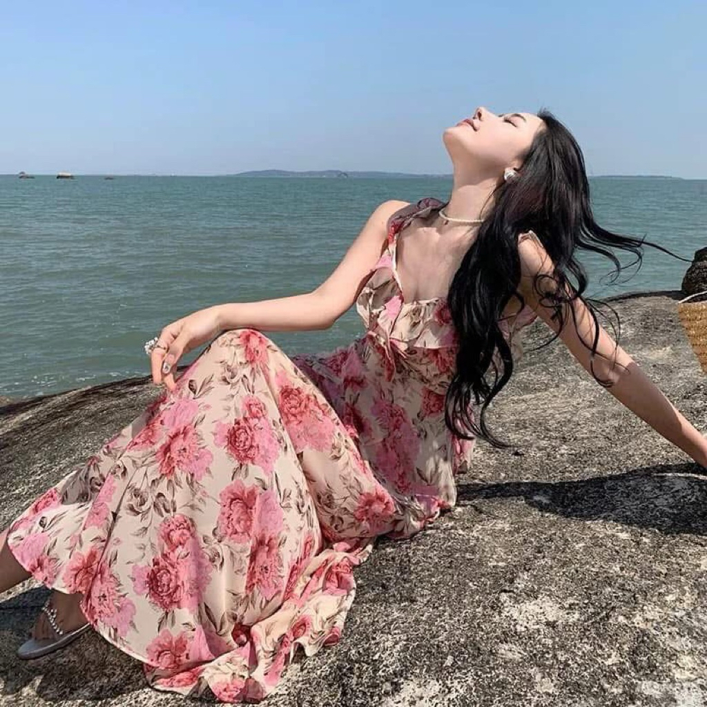 Lulus | Đầm maxi hoa đỏ hở lưng quyến rũ giữa phố đêm 🌹