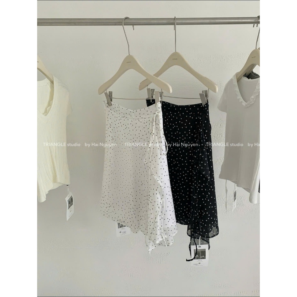 TRIANGLE -Sassy Skirts (Cân nhắc kỹ, return is not welcomed) Chân váy chấm bi dáng lửng vải tơ style Hàn Quốc dễ mặc