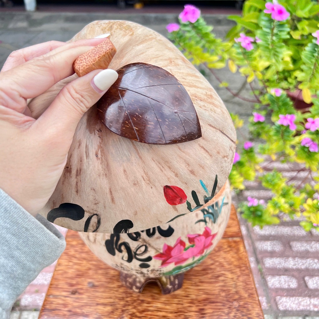 [ SIZE 800ML - 1000ML ] Bình Ủ Trái Dừa Vẽ Thư Pháp Mẫu CHA MẸ THÔ ĐỎ Giữ Nhiệt Ấm Trà Cao Cấp, Trang Trí Bàn Trà Sang