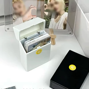 Hộp nhựa bật nắp, tiện lợi cho việc đựng và bảo quản card và ảnh thần tượng. 9x5.8x2.6cm.