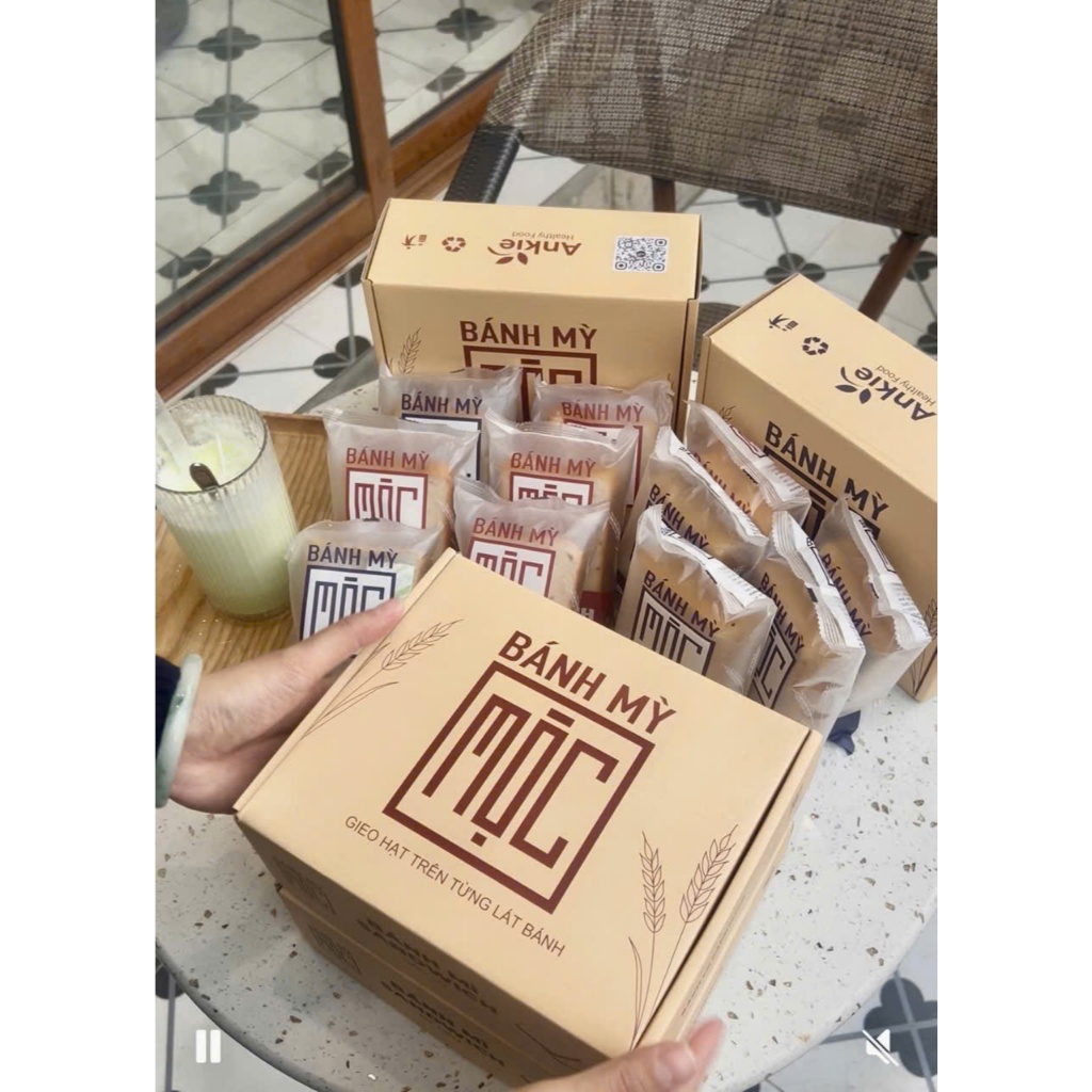 Bánh mì sandwich nguyên cám gạo lứt lúa mạch mè đen Mộc Ankie Healthy Food hộp 300g 6 bánh