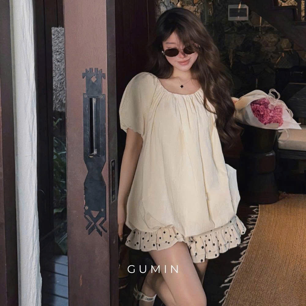 Set bộ kiểu nữ GUMIN thiết kế áo bồng chun kèm quần sooc chấm bi phối viền bèo tiểu thư sang chảnh thanh lịch