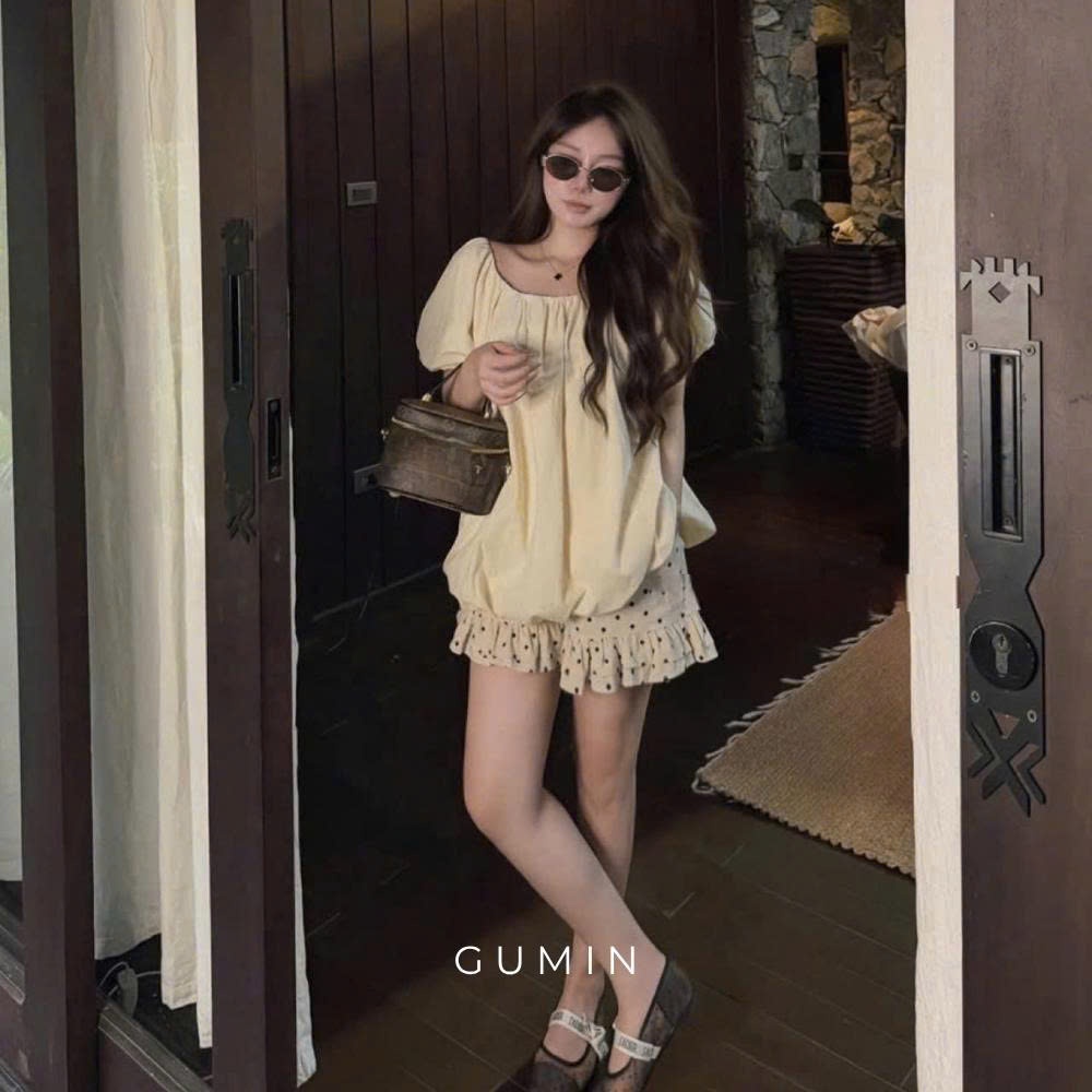 Set bộ kiểu nữ GUMIN thiết kế áo bồng chun kèm quần sooc chấm bi phối viền bèo tiểu thư sang chảnh thanh lịch