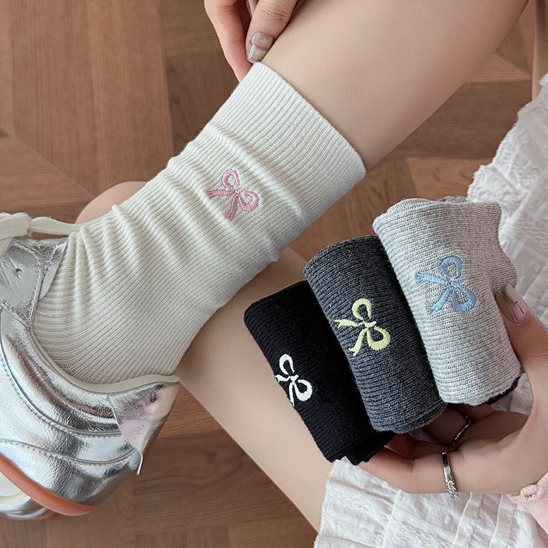 Vớ Tất nữ thêu họa tiết nơ cổ cao phong cách trẻ trung và năng động.