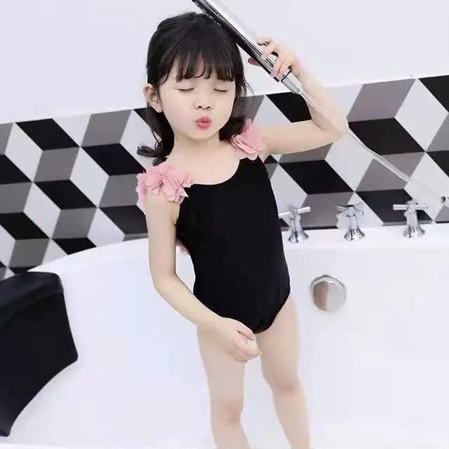 Đồ bơi bé gái liền thân 1 mảnh phối hoa vai dáng ôm phong cách Hàn Quốc dễ thương, cho mẹ và bé
