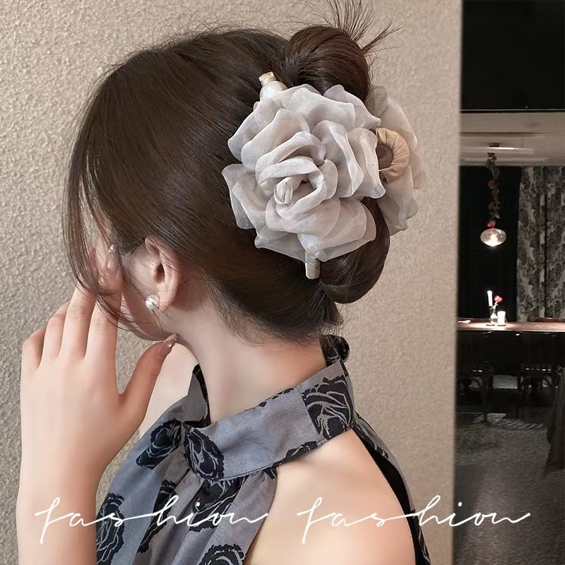 Kẹp Càng Cua Tóc Nữ Hoa Hồng Voan Tơ Đính Ngọc Trai – Phụ Kiện Tóc Nữ Nàng Thơ Sang Trọng & Quyến Rũ
